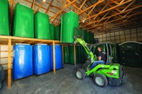 AVANT TECNO Mini Loader Helps Ray’s Sanitation Manage Inventory and Supplies